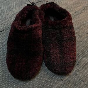 SKIMS Burgundy plaid cozy fleece slippers - 39